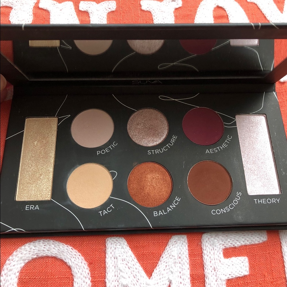 Suva protege eyeshadow palette